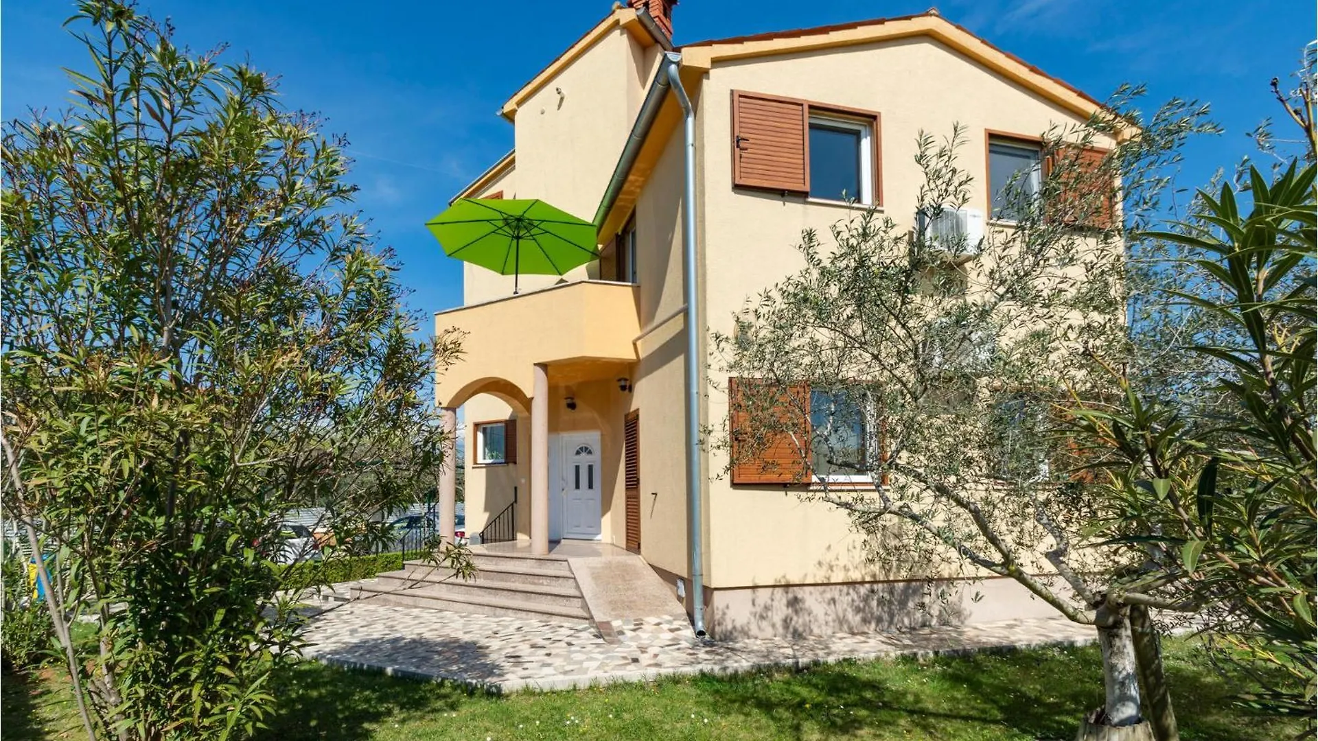 1 Bedroom Cozy Apartment In Valbandon